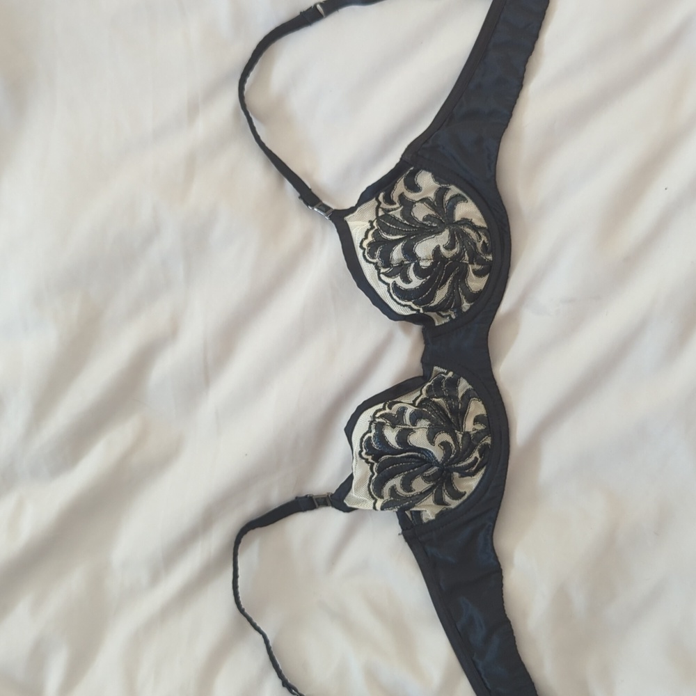 Obsidian black & tan lace bra sz 32B